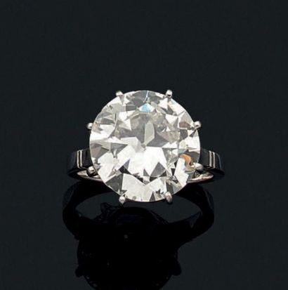 null 
Bague en platine et or gris 18K ornée d'un diamant solitaire de taille brillant....