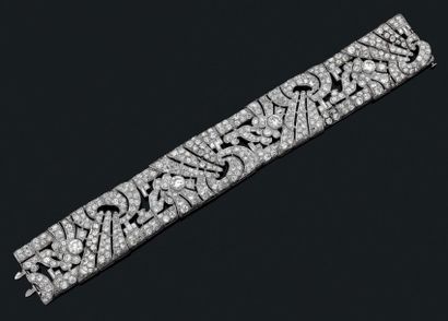 null Bracelet ruban articulé en platine et or gris 18k ajouré serti de diamants de...