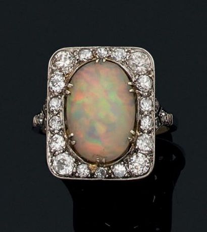 null Bague en or gris 18k sertie d'une opale dans un entourage rectangulaire de diamants...