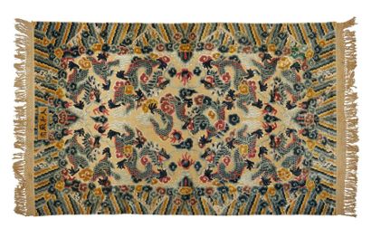 CHINE IMPÉRIAL fin XIXème siècle 
Rare et exceptionnel tapis à décor de dragons à...