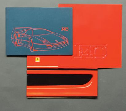 FERRARI Lot comprenant:
- Le catalogue de la Ferrari F40 en langue italienne
- Un...
