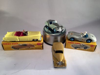 null Lot de 4 miniatures DINKY TOYS comprenant: 1 Cadillac Tourer, en boite réf 131,...