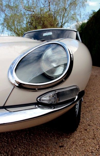 1963 - JAGUAR TYPE E COUPE 3.8L «Des courbes sublimes qui font toujours rêver»
La...