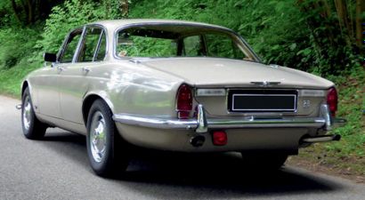 1971 - JAGUAR XJ6 S1 2.8L «La XJ6 perpétue la tradition du raffinement made in Jaguar»
Marque:...