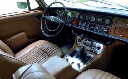 1971 - JAGUAR XJ6 S1 2.8L «La XJ6 perpétue la tradition du raffinement made in Jaguar»
Marque:...