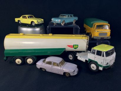 null Lot de 5 miniatures DINKY TOYS comprenant: 1 Alfa Roméo coupé réf: 185 TBE,...