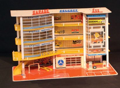 DEPREUX Garage pour véhicules miniatures
Circa 1960, En métal, contreplaqué et plastique.
Bon...