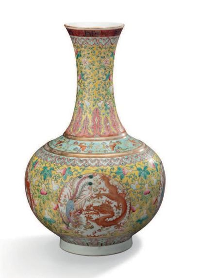  Grand vase balustre de la famille rose Décor de dragons et phénix, perle sacrée...