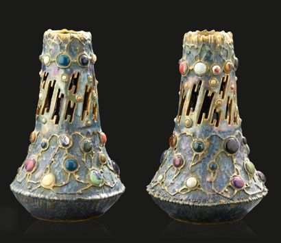 AMPHORA AUSTRIA Belle paire de vases coniques en céramique émaillée irisée à décor...