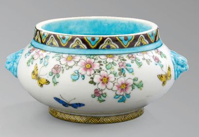 Théodore DECK (1823-1891) Bonbonnière en céramique émaillée à décor polychrome de...