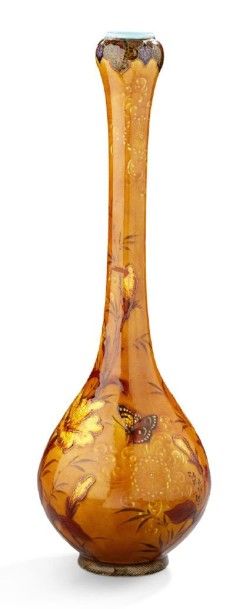 Théodore DECK (1823-1891) Vase soliflore en faïence émaillée ocre à décor de papillons...