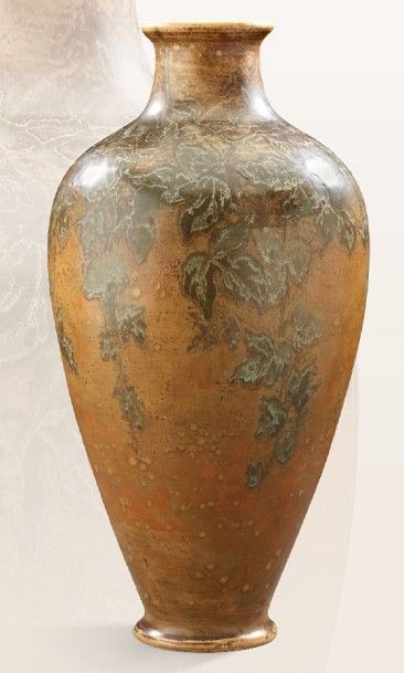 Manufacture de Sèvres Vase ovoïde en porcelaine émaillée ocre à motifs floraux stylisés...