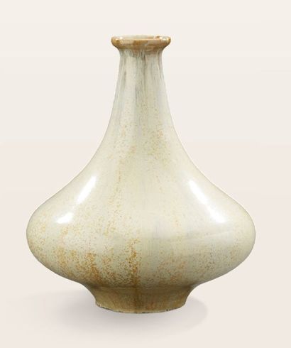 Fernand RUMEBE (1875-1952) Vase pansu à col droit en grés émaillé beige à cristallisation...