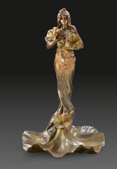 EMMANUEL VILANIS (1858- 1914) "Femme fleur"
Importante sculpture en étain patiné.
Signée.
Vers...