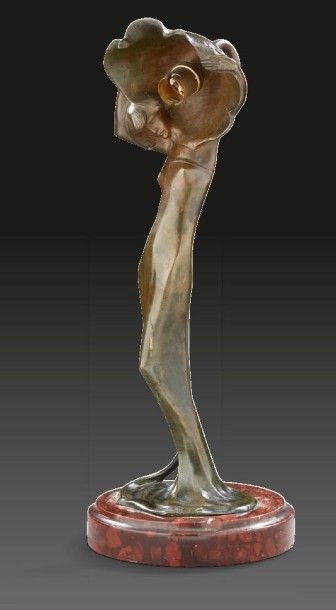 GYULA BETLEN (1879-1962) Bronze à patine brune nuancée figurant une femme fleur formant...