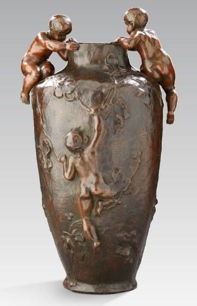 PAUL MOREAU-VAUTHIER (1871-1936) Vase de forme ovoïde en bronze à patine brune à...