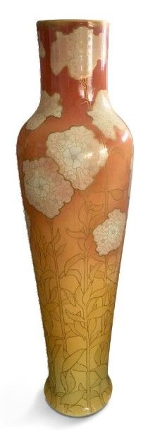 KELLER & GUERIN à Luneville Grand vase en céramique émaillée jaune nuancé orange...