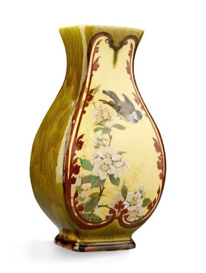 Emile DIFFLOTH (1856-1933) Vase en céramique émaillée polychrome à décor d'oiseau...