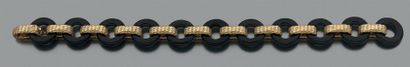 VAN CLEEF and ARPELS Bracelet articulé composé d'une alternance d'anneaux en or jaune...