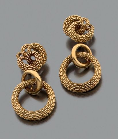 MAUBOUSSIN Paire de grands pendants d'oreilles en or jaune martelé composés d'anneaux...