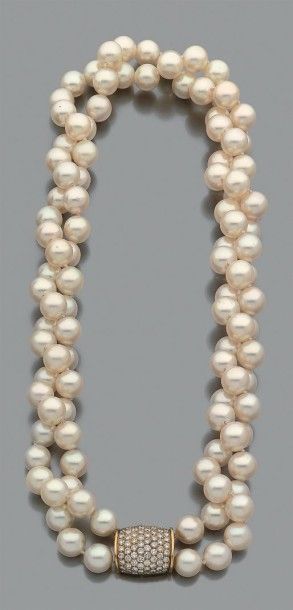 BOUCHERON Collier composé de deux longs rangs de perles de culture. Fermoir tonneau...