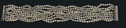 Bracelet composé de 8 rangs de petites perles...