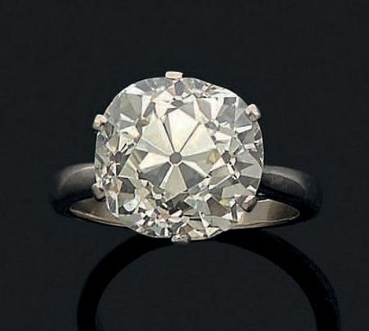 null # Bague en or gris 18k sertie d'un diamant de taille ancienne.
Tour de doigt:...