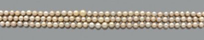 Collier composé de trois rangs de 237 perles...