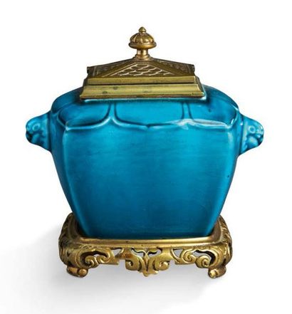 Théodore DECK (1823-1891) Encrier quadrangulaire couvert en céramique émaillée bleue...