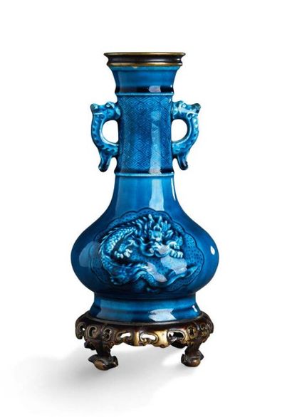 Théodore DECK (1823-1891) Vase en céramique émaillée bleue turquoise à corps bombé...