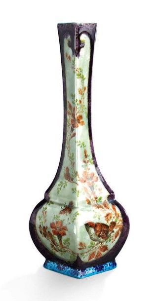 Théodore DECK (1823-1891) Vase à panse bombée et long col droit quadrangulaire en...