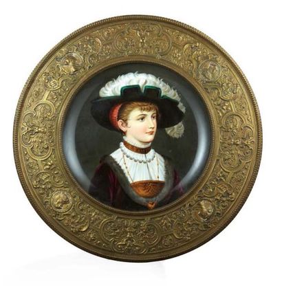 TRAVAIL XIX-XXème Plat creux en porcelaine figurant un biuste de femme au chapeau...