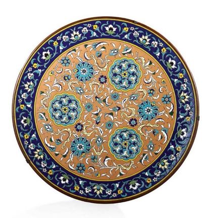 LOUIS LEON PARVILLE (1830-1885) Important plat en faïence décorée en léger relief...