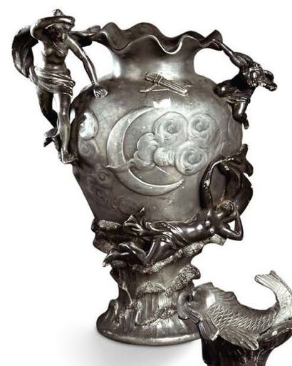 Charles PERRON (1862-1934) Important vase en étain de forme balustre à décor en haut...