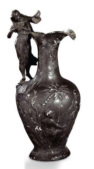HENRI HUPPE (1855- ) Pichet en étain à anse en relief figurant une femme drappée...