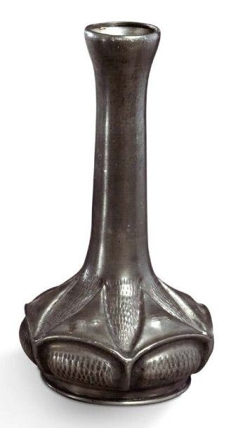 CHANAL (XIXème-XXème) Vase soliflore à corps pansu et long col droit en étain à décor...