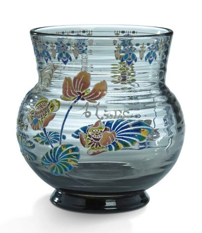 Emile GALLE (1846 -1904) "Hannetons et Nymphéas" Rare vase en verre soufflé translucide...