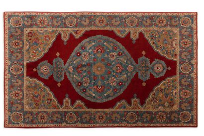 Original Tapis ISTANBUL (Turquie), vers 1970 

Fond rouge rubis à décor floral g...