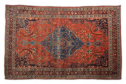 SAROUK (Perse), fin du XIXème siècle 

Un champ rouge brique oblong et à arabesque,...