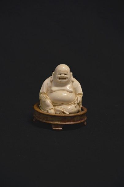 ASIE DU SUD EST, XIXème siècle 
Sujet en ivoire représentant un bouddha assis sur...