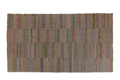 null KILIM (Turkmen)

en laine à décor bayadère

Vers 1980

285 x 190 cm