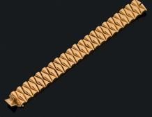 null Bracelet articulé en or jaune 18k.
Vers 1940
Long.: 17.5 cm
Pb: 51.67 gr