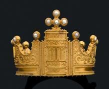null Bracelet manchette "couronne "en or jaune 14 CARAT filigrané serti de petites...