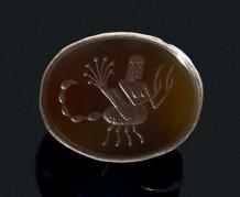 Goudji Chevalière en argent martelé, ornée d'une intaille ovale à décor d'un personnage...