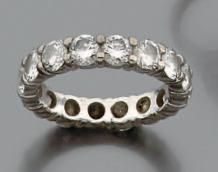 null Alliance en or gris 18k sertie de diamants de taille brillant.
Poids des diamants:...