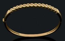 null Bracelet jonc en or jaune 18k serti d'une ligne torsadée de diamants de taille...