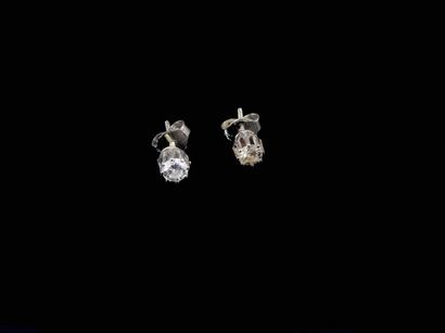 null Paire de motifs d'oreilles en or gris 18k, sertis de diamants
Pb: 1,85 gr