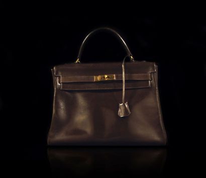 HERMES Paris Sac Hermès modèle "Kelly 32 cm" en cuir marron, modèle vintage, ornement...