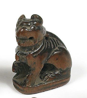 null Lion, le dessous de la base est gravé comme un sceau. Bois. 4,7 cm.