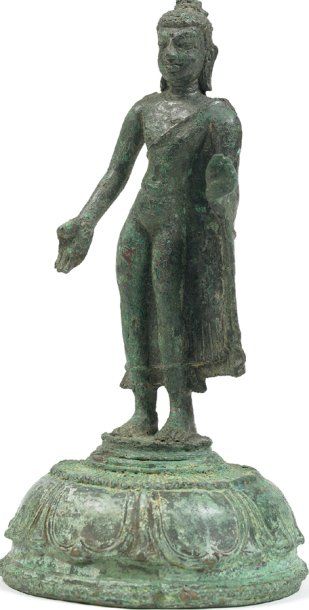 null Buddha. Bronze. h.: 24 cm (Buddha 18,5 cm) Inde du Nord-Est. ca 7°- 8° siècles....